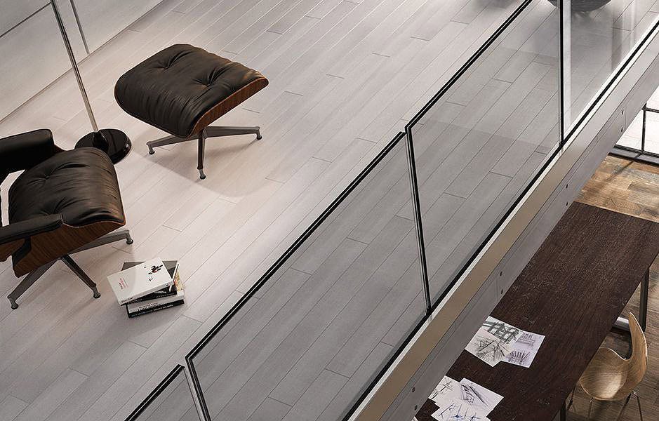 foto_soppalco_in_legno_faggio_sbiancato_con_parapetto_in_vetro_e_base_in_alluminio