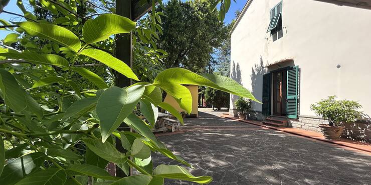 EMPOLI – CASA LIBERA SU TRE LATI CON GIARDINO